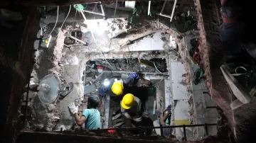 Záchranáři hledají v troskách zřícené továrny přeživší