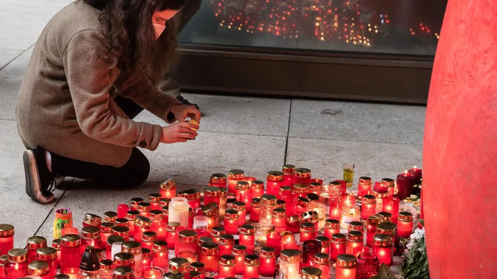 Pamětníci i nové generace si v ulicích připomínají Den boje za svobodu a demokracii