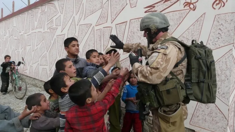 Český voják na hlídce v Bagrámu