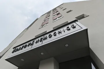 Anglické fráze o koronaviru pro sestry. Úrazová nemocnice v Brně nechce opakovat zmatky s cizinci