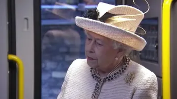 Královna Alžběta II. v londýnském metru