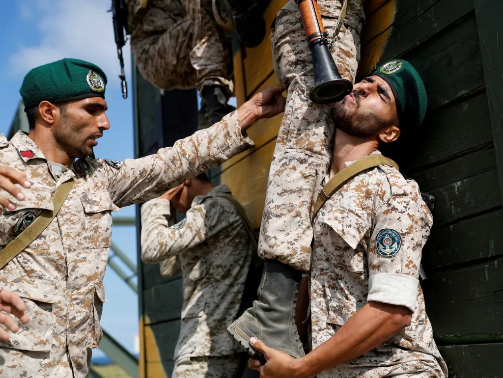Íránské jednotky při vylodění na břehu moře překonávají umělé překážky