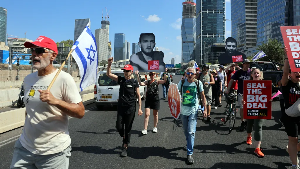 Demonstranti blokují dálnici do Tel Avivu v Izraeli poté, co rodiny rukojmí vyzvaly k celostátní stávce a požadovaly navrácení všech rukojmí a ukončení války v Gaze (17. srpna 2025)