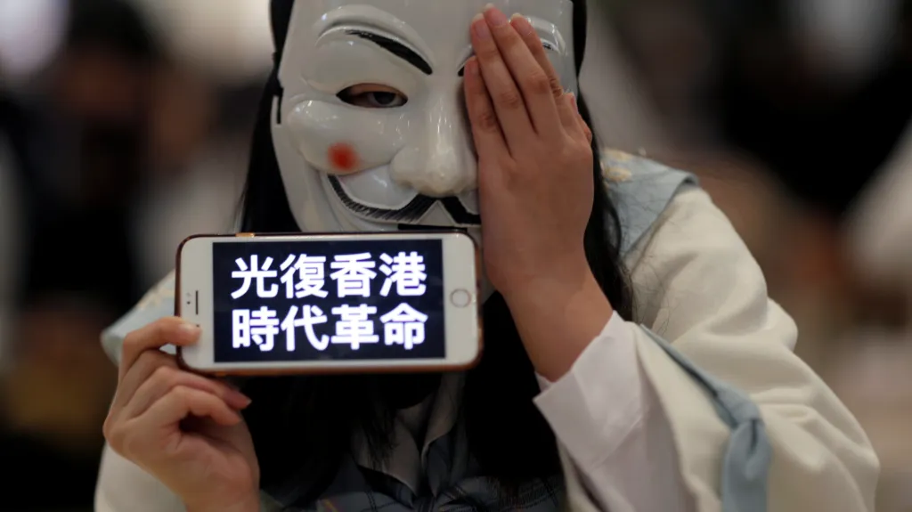 Pod maskami často skrývají své tváře i účastníci protivládních protestů v Hongkongu