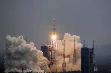 Trosky nekontrolovatelné čínské rakety dopadly do oceánu poblíž Malediv, uvádí Peking