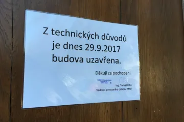 Univerzita začala po výbuchu s úklidem. Rektorát se otevře v pondělí