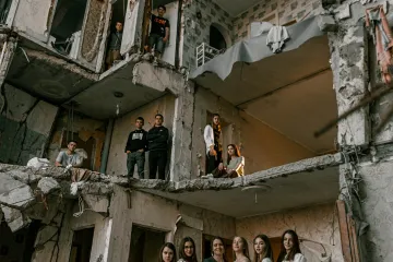 Maturanti z Černihiva se fotili ve válečných troskách