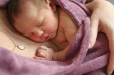 Včasný porod je důležitý pro zdraví i společnost, míní lékař. Nejsou pro něj podmínky, říká socioložka