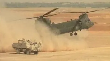 Vojenský vrtulník přistává v Afghánistánu.