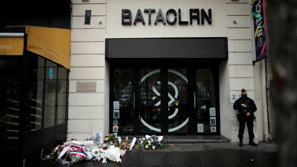 Pieta před klubem Bataclan