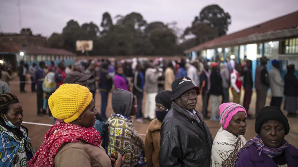 Fronta do volební místnosti v Keni