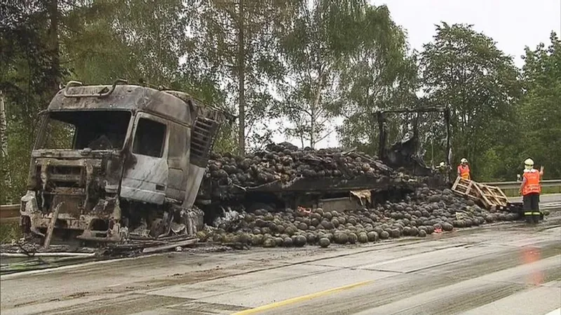 Na D1 shořel kamion s melouny