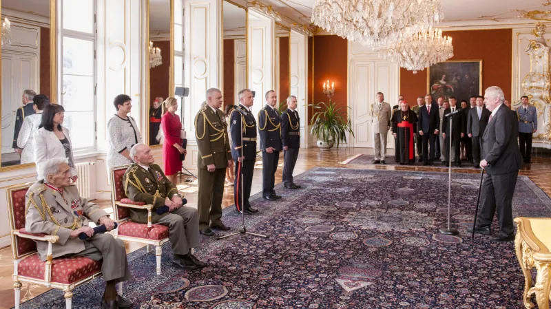 Prezident Miloš Zeman povýšil válečné veterány