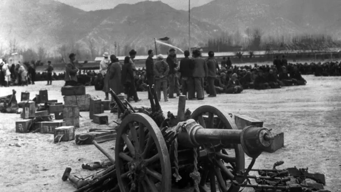 Fotografie vydaná ČTK v březnu 1959, v době vrcholícího povstání Tibeťanů vůči čínské nadvládě. Dobový popisek uvádí: „Na snímku část zbraní, které byly odevzdány zajatými povstalci“