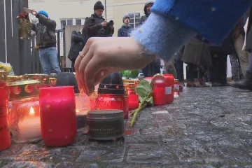 Nejen Prahu zaplnily svíčky a květiny. Na pomoc těm, kterých se dotkla střelba, už Češi přispěli miliony