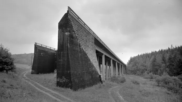 Nedostavěné dálniční mosty u Kunic v 50. letech