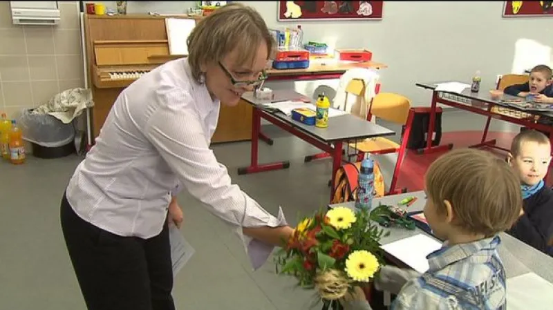 Předávání vysvědčení v běžné a waldorfské škole