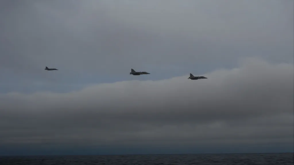 Nízký přelet českých gripenů během cvičení u Islandu