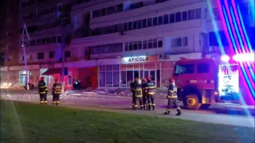 Zásah hasičů v rumunském Galacu poblíž budovy poškozené dronem