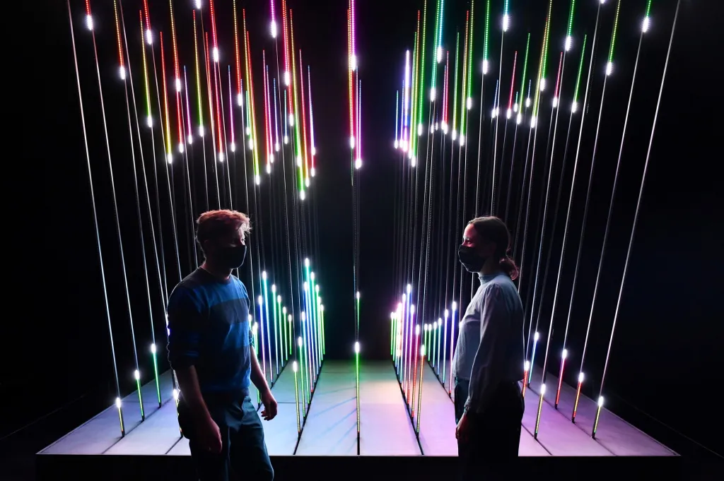 Pracovníci londýnského Design Musea dokončují přípravy na otevření nové výstavy nazvané „Electronic: From Kraftwerk to The Chemical Brothers“, která se věnuje fenoménu a historii elektronické hudby