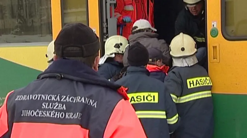 Přesun zraněných z vlakové soupravy