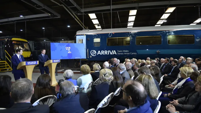 Snímek z doby před volbami v roce 2015: Lídr konzervativců a obhajující premiér David Cameron se tehdy během kampaně setkal s voliči v depu, které používala Arriva. Ta dodnes zajišťuje dopravu ve Walesu. Arriva byla sice původně britská, ale v roce 2009 ji koupila Deutsche Bahn.