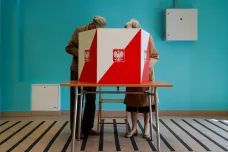 Duda slaví po těsných odhadech. Polská volební komise zveřejní až konečné výsledky