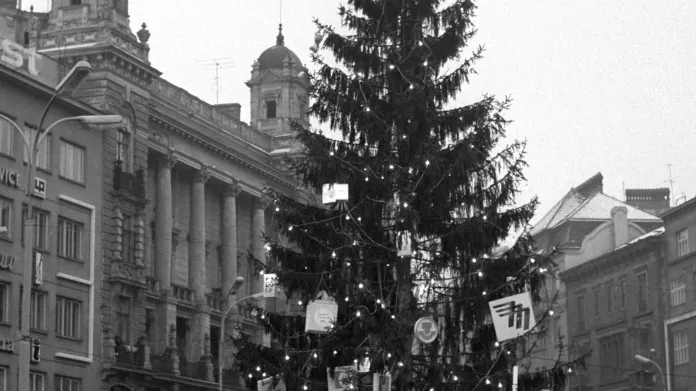 Vánoční strom na náměstí Svobody v roce 1969
