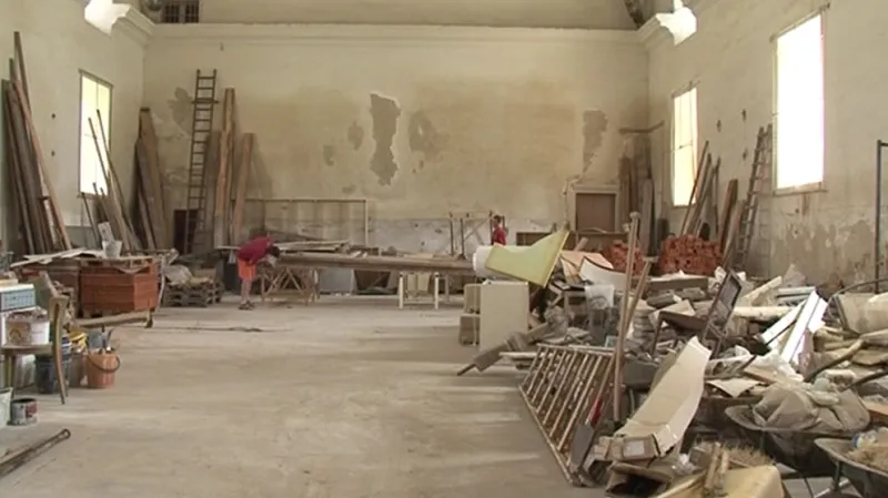 Zanedbané zámecké jízdárny plné harampádí