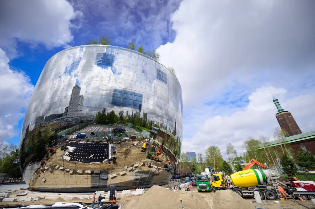 Novou budovou muzea, která nese přezdívku zrcadlová miska, dostavuje Museum Boijmans Van Beuningen v Rotterdamu