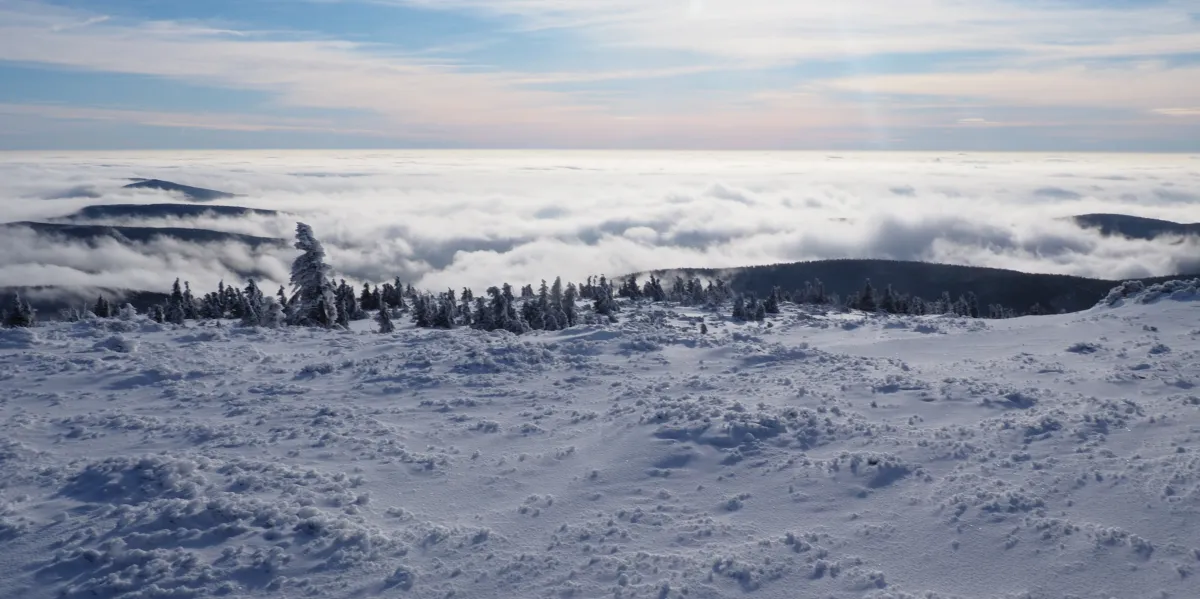 Na Jizerce klesly teploty pod minus deset stupňů, v Krkonoších napadlo čtvrt metru sněhu