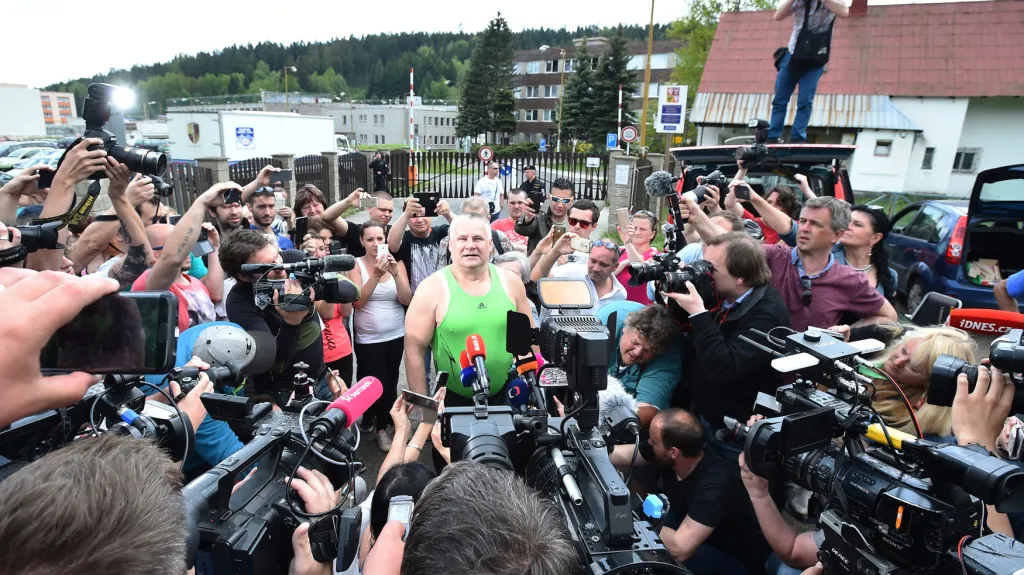 Kajínkovo propuštění z věznice si média nenechala ujít, 23. květen 2017