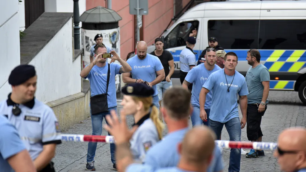 Protest hnutí Slušní lidé proti divadelnímu představení