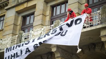Aktivisté Greenpeace na balkonu MPO