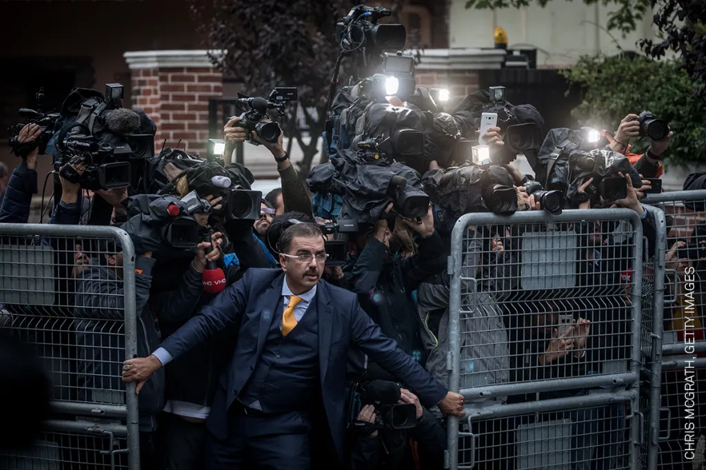 Nominace na vítěznou fotografii v kategorii HLAVNÍ UDÁLOST. Chris McGrath, Getty Images – Novináři sledují příjezd saúdských vyšetřovatelů na konzulát v tureckém Istanbulu. Ti měli prošetřit zmizení nepohodlného žurnalisty Džamála Chášakdžího