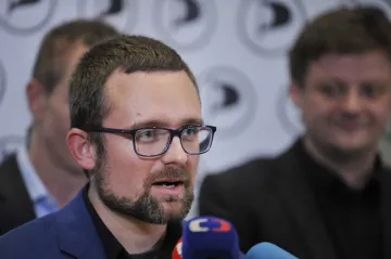 Pirátský poslanec řekl, že Babiš rozkrádá dotace. Premiér žádá disciplinární řízení