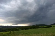 Supercela postupuje na Znojemsko z Rakouska