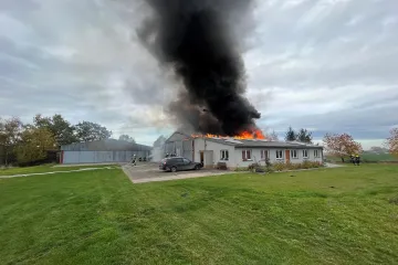 Na letišti u Kolína vzplálo letadlo i hala. Zahynul jeden člověk