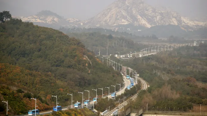 Autobusy s jihokorejskými účastníky jedou na setkání rodin rozdělených válkou