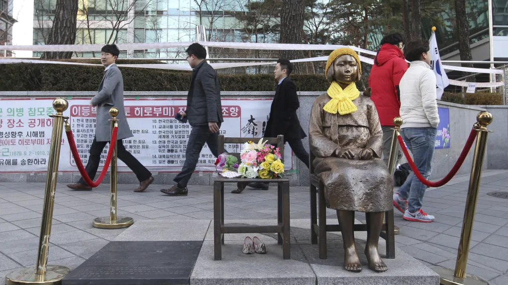 Pomník před japonskou ambasádou v Soulu