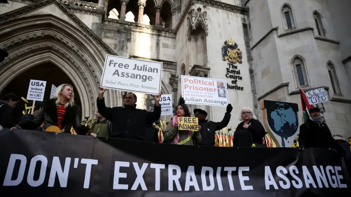 Demonstranti před soudní budovou protestují proti možnému vydání Juliana Assange do USA
