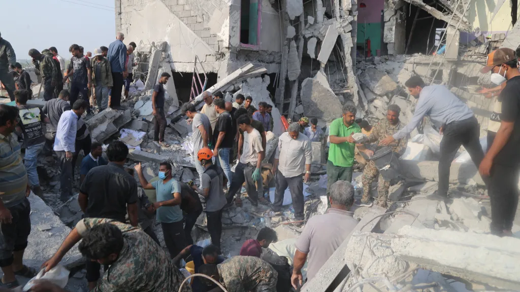 Místo úderu na školu na jihu Íránu (1. 3. 2026)