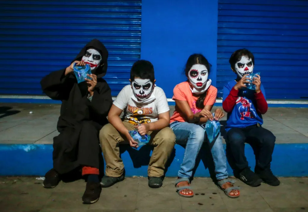Festival Los Aguizotes se každoročně odehrává v Nikaragui. Dospělí i děti se při něm zdobí a převlékají podobně jako při svátku Halloween. Los Aguizotes má kořeny v mytologii indiánů, kteří žili na území tohoto středoamerického státu