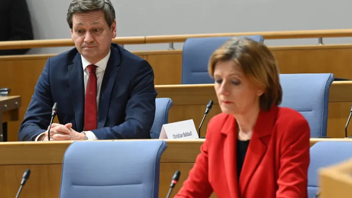 Porýní-Falc: Christian Baldauf (CDU) a Malu Dreyerová (SDP) při sledování prvních odhadů