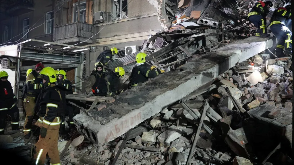 Záchranáři u domu v Oděse, který byl zasažen ruským útokem