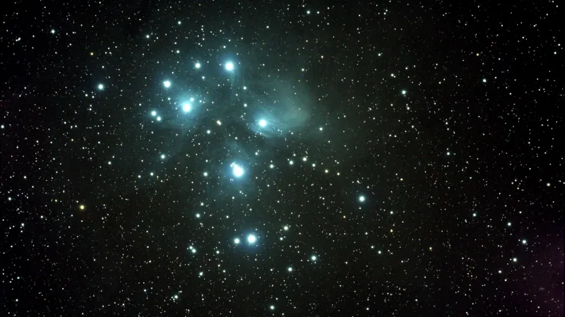 Amatérský snímek Plejád, který dobře ukazuje okolní mlhovinu