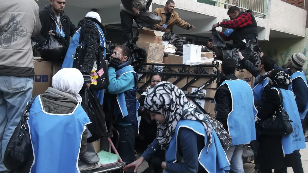 Humanitární pracovníci v uprchlickém táboře Jarmúk na jihu Damašku