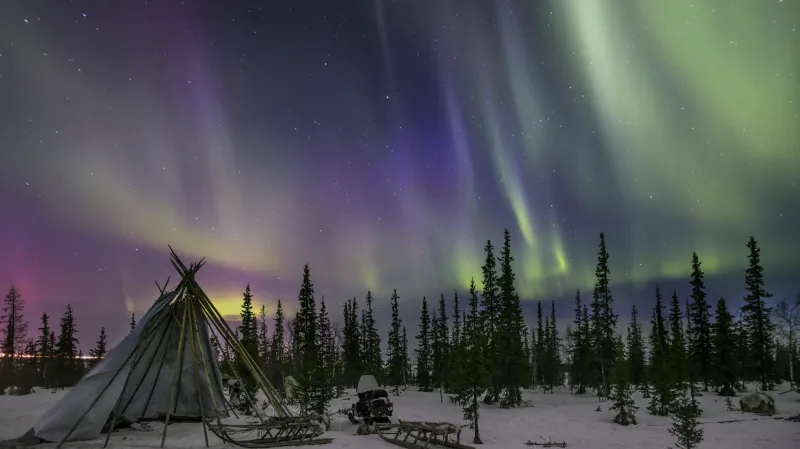 Polární záře poblíž města Salekhard v ruské Sibiři.