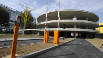 Pod heliportem vznikla parkovací místa
