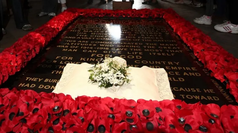 Svatební kytice vévodkyně z Cambridge na hrobu neznámého vojáka ve Westminsterském opatství